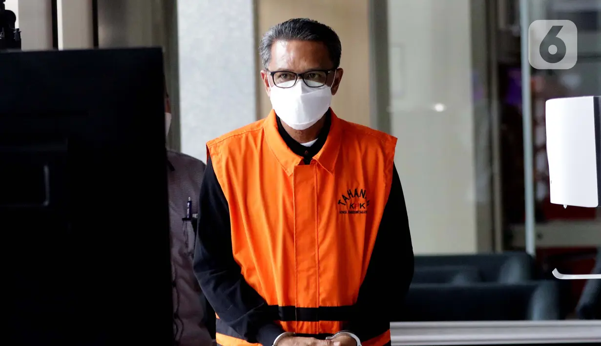 Gubernur Sulawesi Selatan non aktif, Nurdin Abdullah memasuki Gedung KPK, Jakarta, Jumat (5/3/2021). Nurdin Abdullah akan menjalani pemeriksaan perdana terkait dugaan suap dan gratifikasi pengadaan barang-jasa pembangunan infrastruktur di Pemprov Sulsel 2020-2021. (Liputan6.com/Helmi Fithriansyah)