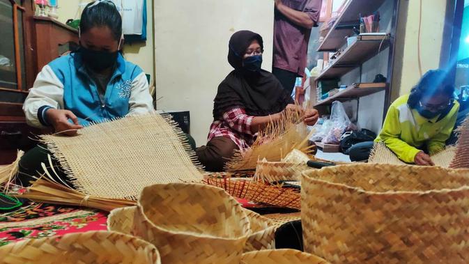 UMKM mitra binaan Pertamina, Rimanci Handbag di Musi Rawas (Mura) Sumsel menyerap para perempuan di sekitarnya untuk meningkatkan pendapatan kebutuhan sehari-hari (Liputan6.com / Nefri Inge)