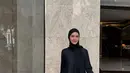 Padu padan outfit simple tapi elegan. Paula memadukan abaya dan hijab hitamnya dengan tas Hermes warna coklat. [@paula_verhoeven].