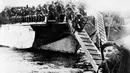 Pasukan Komando Perancis mendarat bersama puluhan sepeda motor di pantai Normandia, Perancis, (6/6/1944). (AFP PHOTO)