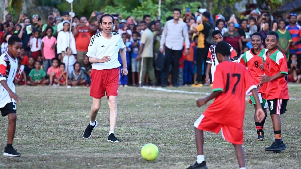 FOTO: Ragam Gaya Jokowi Ketika Bertemu Rakyat, dari Motoran hingga Main Sepak Bola