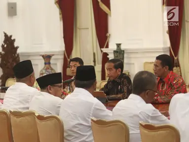 Presiden Joko Widodo, Kepala Staf Kepresidenan Moeldoko dan Menteri Pertanian Amran Sulaiman berdialog dengan Dewan Pimpinan Pusat Asosiasi Petani Tebu Rakyat Indonesia (DPP APTRI) di Istana Negara, Jakarta, Selasa (5/3). (Liputan6.com/Angga Yuniar)
