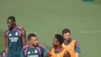 Momen kebersamaan Kylian Mbappe dan Vinicius Jr. terlihat saat sesi latihan Real Madrid. Keduanya tampak bergandengan tangan dalam suasana santai bersama skuad Los Blancos.