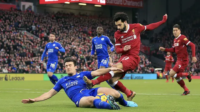 Pemain Leicester City, Harry Maguire (kiri) berusaha menahan sepakan pemain Liverpool, Mohamed Salah pada lanjutan Premier League di Anfield, Liverpool, (30/12/2017). Liverpool menang 2-0. 
