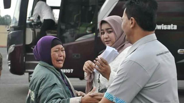 Sebanyak 1.107 jemaah haji diberangkatkan tahun 2018 ini, sembilan di antaranya meninggal dunia. (Liputan6.com/Humas Banyumas/Muhamad Ridlo)