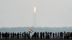 Warga India melihat peluncuran 104 satelit dalam satu misi di pusat antariksa Sriharikota di India timur, Rabu (15/2). Keberhasilan ini membuat India menciptakan rekor dunia dalam peluncuran satelit. (AFP PHOTO/ ARUN SANKAR) 