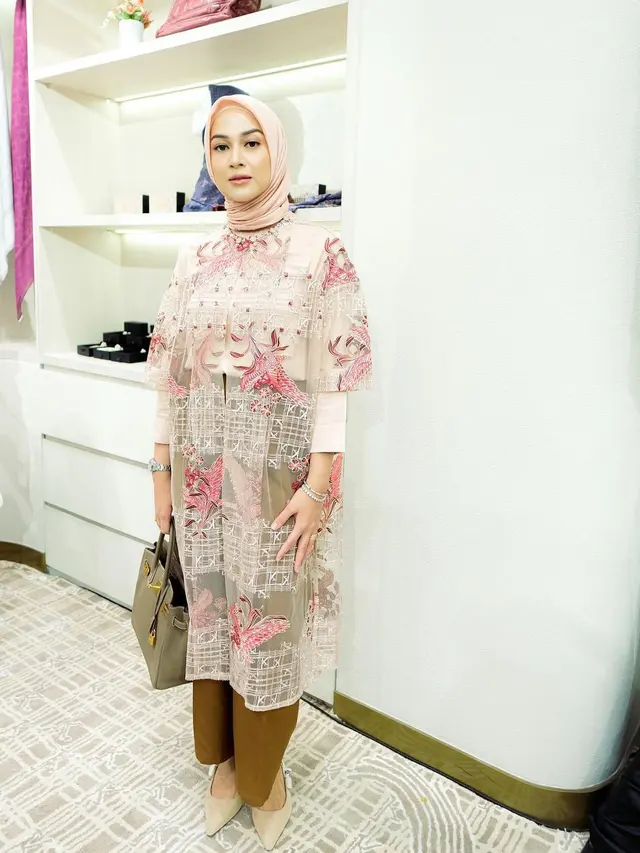 6 Outfit Kondangan Non Kebaya dari Nina Zatulini, Tampil Cantik dengan Abaya hingga Dress Payet