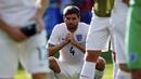 Kapten Timnas Inggris, Steven Gerrard, tertegun usai ditahan imbang Kosta Rika di laga penutup penyisihan Piala Dunia 2014 Grup D di Stadion Mineirao, Belo Horizonte, Brasil, (24/6/2014). (REUTERS/Damir Sagolj)  