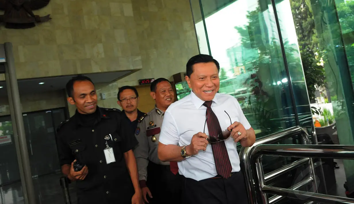 Hendropriyono keluar dari gedung KPK usai diperiksa selama kurang lebih tiga jam, Selasa (29/4/14). (Liputan6.com/Faisal R. Syam) 