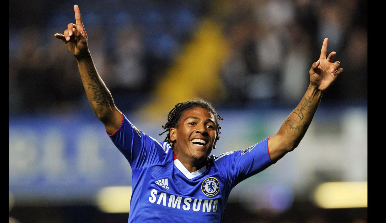 Patrick van Aanholt merupakan pemain U18 dan U23 Chelsea yang berhasil diorbitkan ke skuat utama. Sayangnya, ia gagal bersaing dengan Ashley Cole sebagai bek kiri The Blues. Oleh sebab itu, van Aanholt tercatat hanya tampil sebanyak delapan kali selama kariernya di Stamford Bridge. (AFP/Glyn Kirk)