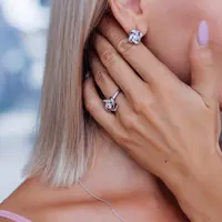 Empat kategori warna outfit yang cocok digunakan dengan aksesori emas dan silver. (Foto/Dok: freepik.com/kroshka__nastya)