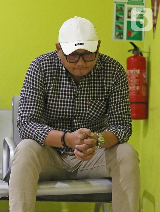 Andre (47) sedang berdoa menunggu istrinya Regina (43) yang sedang menjalani proses persalinan di RSUD Pasar Minggu, Jakarta, Kamis (20/2/2020). Bayi perempuan pasangan Regina dan Andre bernama Glowy Lidwina lahir di tanggal 20 bulan 02 tahun 2020 atau 20-02-2020. (Liputan6.com/Herman Zakharia)