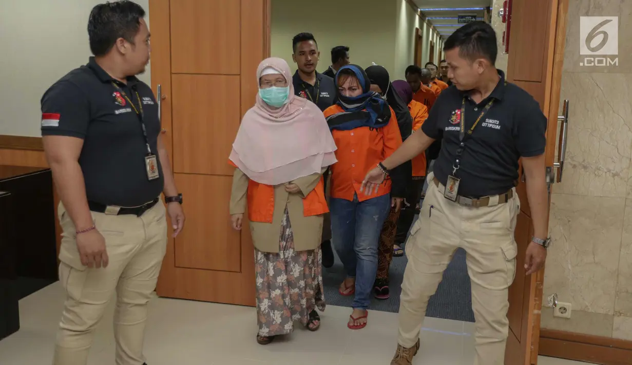 Tersangka dihadirkan saat rilis pengungkapan kasus tindak pidana perdagangan orang, Jakarta, Kamis (21/12). Bareskrim mengamankan enam orang tersangka dari jaringan Mesir, Arab Saudi, Adu Dhabi, Suriah, Malaysia, dan China. (Liputan6.com/Faizal Fanani)