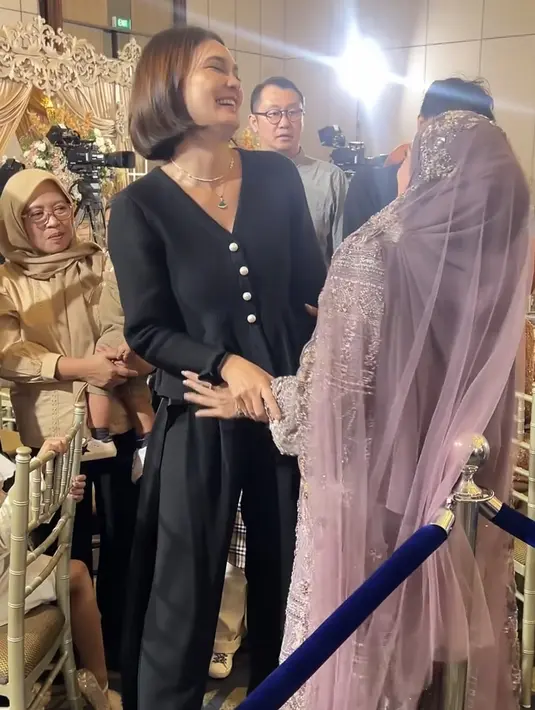 Luna Maya hadir mengenakan setelan hitam dari atasan lengan panjang berkancing depan putih dipadukan celana panjangnya. [@indosiar]