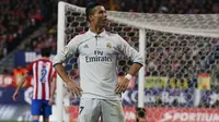 Gaya Cristiano Ronaldo usai mencetak gol kegawang Atletico Madrid pada Liga La Liga Spanyol di Vicente Calderon Stadium, Madrid, Spanyol, (19/11).Berkat tiga gol di kandang Atletico, Ronaldo mengemas 18 gol di derby Madrid. (Reuters/Sergio Perez)