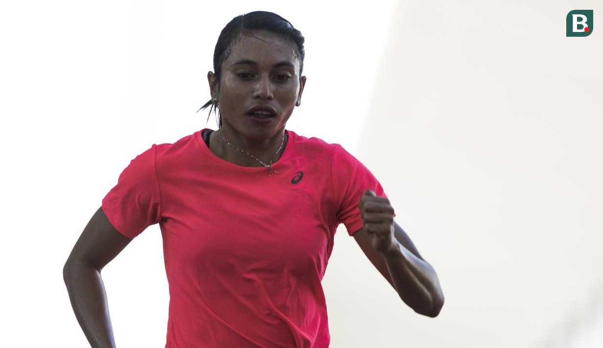 Atlet lompat jauh Indonesia, Maria Londa, bersiap melompat saat latihan di Stadion Madya Senayan, Jakarta, Selasa (8/5/2018). Latihan ini merupakan persiapan jelang Asian Games XVIII. (Bola.com/Vitalis Yogi Trisna)