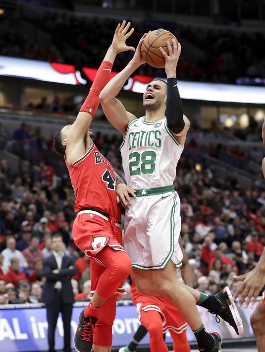 Pebasket Chicago Bulls, Denzel Valentine, berusaha menghadang pebasket Boston Celtics, Jaylen Brown, pada laga NBA di Stadion United Center, Selasa (6/3/2018). Celtics menang 105-89 atas Bulls. (AP/Charles Rex Arbogast)