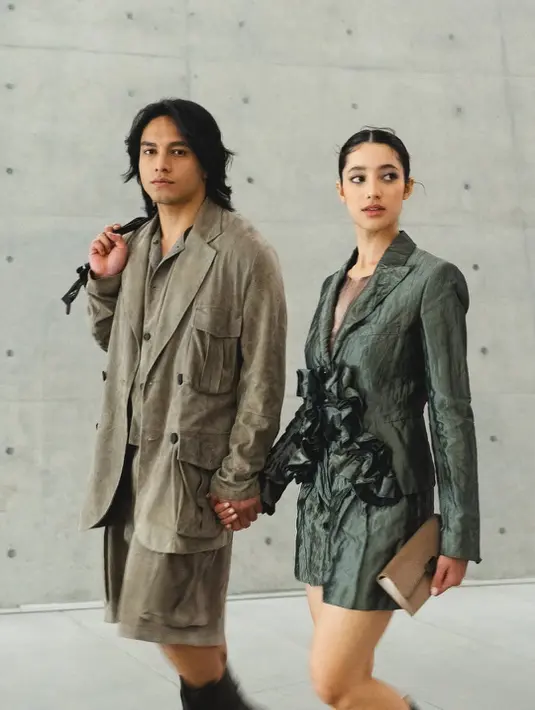 Keduanya berjalan beriringan, saling menggenggam tangan, menghadirkan citra pasangan modern yang tidak hanya serasi secara emosional, tetapi juga dalam selera mode. Palet warna bumi yang mereka kenakan menjadi interpretasi sempurna dari estetika Emporio Armani: understated luxury dengan sentuhan eksperimental.  [@littlemisskhan].