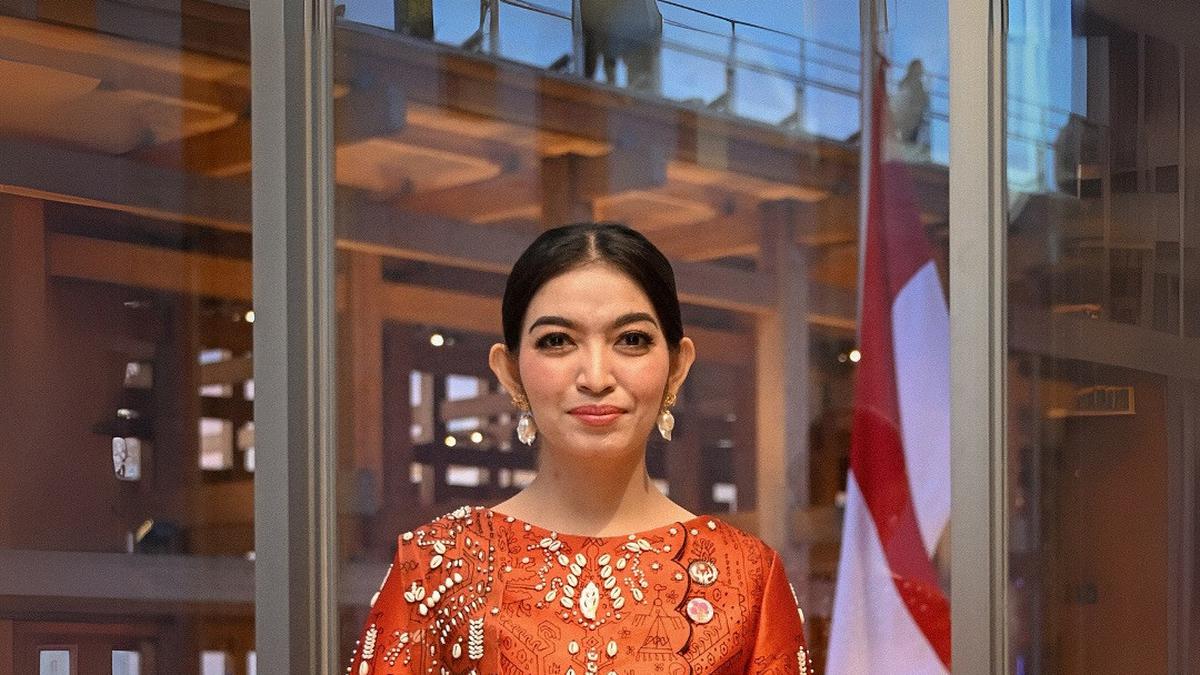 Penampilan Selvi Ananda di Jepang, Pamerkan Kebaya Bordir dan Kain Tenun Sumba