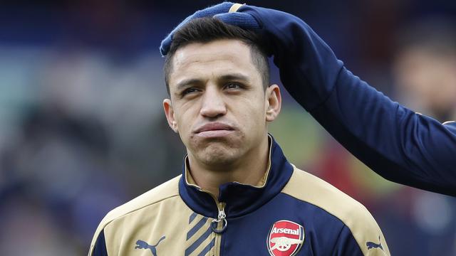 Alexis Sanchez Menerobos Masuk Bangku Penonton Everton