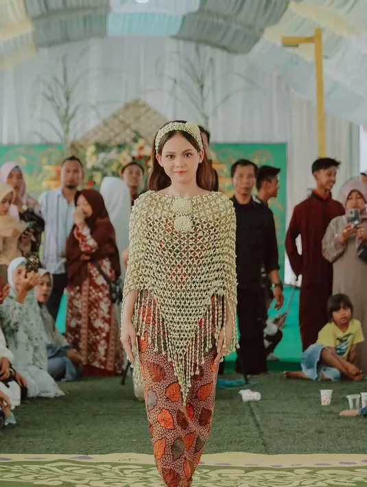 Penampilan menawan Putri Isnari saat momen Siraman. Di sini, Putri Isnari tampil dengan makeup glowing masih bernuansa oranye yang menyatu sempurna dengan tone kulitnya. [Foto: Instagram/da4_putri03]