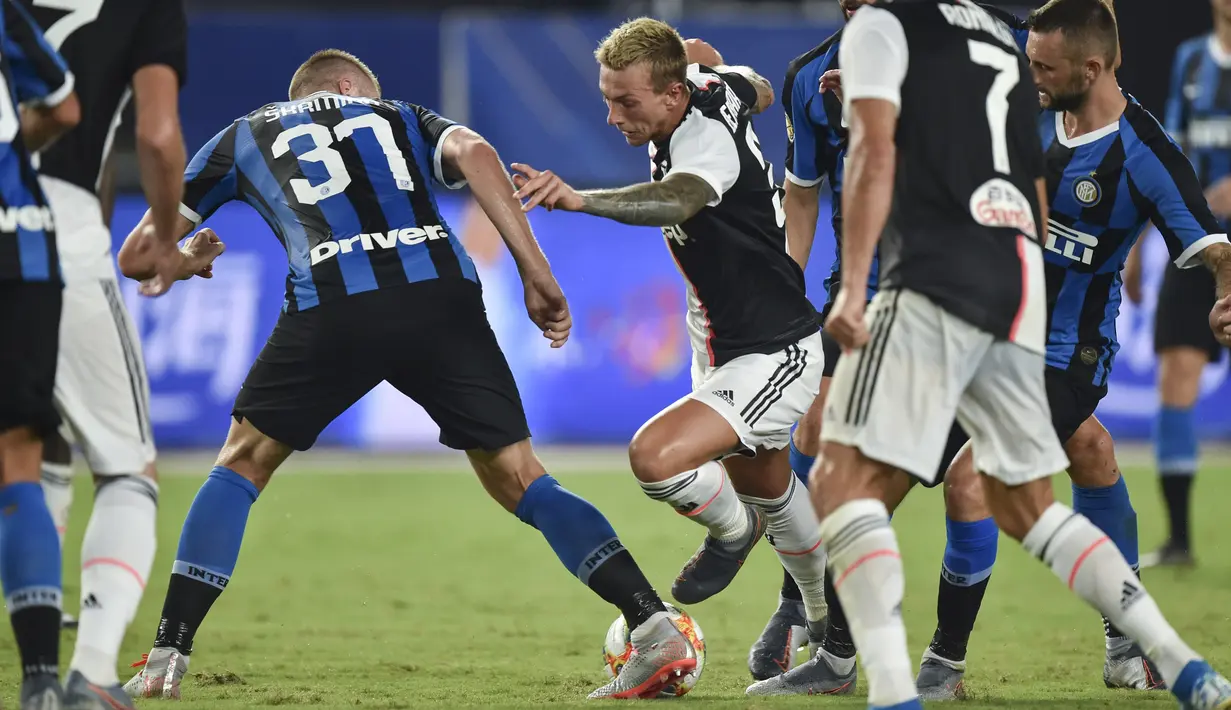 Gelandang Juventus, Federico Bernardeschi  berusaha membawa bola melewati bek Inter Milan, Milan Skriniar  selama laga International Champions Cup 2019 di Nanjing Olympic Sports Center Gymnasium, China (24/7/2019). Juventus menang adu penalti atas Inter Milan 4-2 (1-1). (AFP Photo/Hector Retamal)