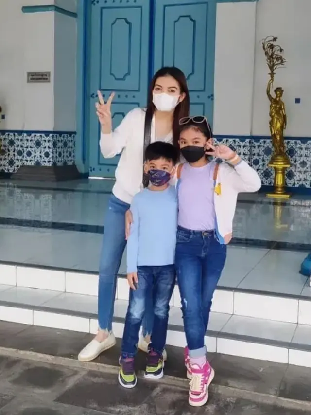 Selvi Ananda dengan gaya casual (Instagram/selvigibran_)