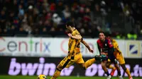 Momen pemain Inter Milan, Hakan Calhanoglu mencetak gol ke gawang Cagliari melalui eksekusi penalti. (X/Inter Milan)