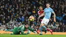 Kiper Manchester City, Ederson menggagalkan tendangan pemain Watford, Andre Grey dalam lanjutan pekan ke-22 Premier League di Etihad Stadium, Selasa (2/1). Manchester City mengatasi perlawanan Watford dengan skor 3-1. (Oli SCARFF/AFP)