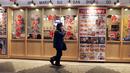 Seorang pria yang mengenakan masker untuk melindungi diri dari penyebaran COVID-19 berjalan di antara bar dan restoran, Tokyo, Jepang, 21 Januari 2022. Tokyo dan selusin area lain di Jepang akan menutup restoran dan bar lebih awal karena lonjakan kasus COVID-19. (AP Photo/Koji Sasahara)