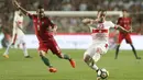 Gelandang Swiss, Xherdan Shaqiri, melepaskan tendangan ke gawang Portugal pada laga kualifikasi Piala Dunia di Stadion Luz, Selasa (10/10/2017). Portugal menang 2-0 atas Swiss. (AP/Armando Franca)