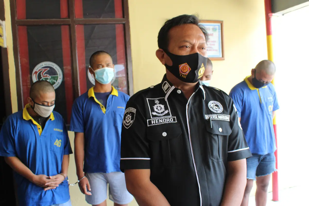 Empat warga Demak pengedar narkoba di Grobogan, tertunduk dalam gelar kasus di Mapolres Grobogan.(Foto: Liputan6.com/Felek Wahyu)