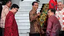 Presiden Joko Widodo (tengah) berjalan ke dalam istana usai memberikan keterangan di Istana Bogor, Jum'at (13/2/2015). Presiden Joko Widodo memberikan pernyataan seputar isu pelantikan Komjen Budi Gunawan menjadi Kapolri. (Liputan6.com/Faizal Fanani)