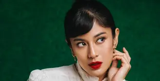 ian Sastrowardoyo dengan balutan kebaya Janggan bernuansa putih dengan detail kancing yang unik dan beberapa aksesori emas yang mewah dan menyempurnakan penampilannya. Di sini, Dian tampil bold dengan riasan flawless dan pulasan lipstik merah merona. [Foto: Instagram/therealdisastr]