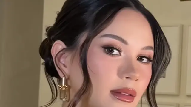 Aura Bumil Glowing Alyssa Daguise Terpancar dengan Pulasan Makeup Glossy Glam di Momen Gender Reveal