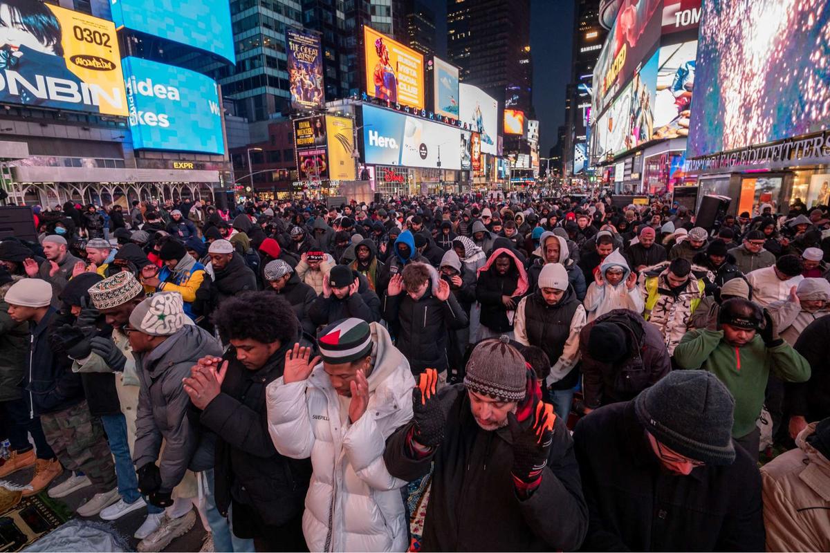 Umat Islam salat tarawih di jalanan New York