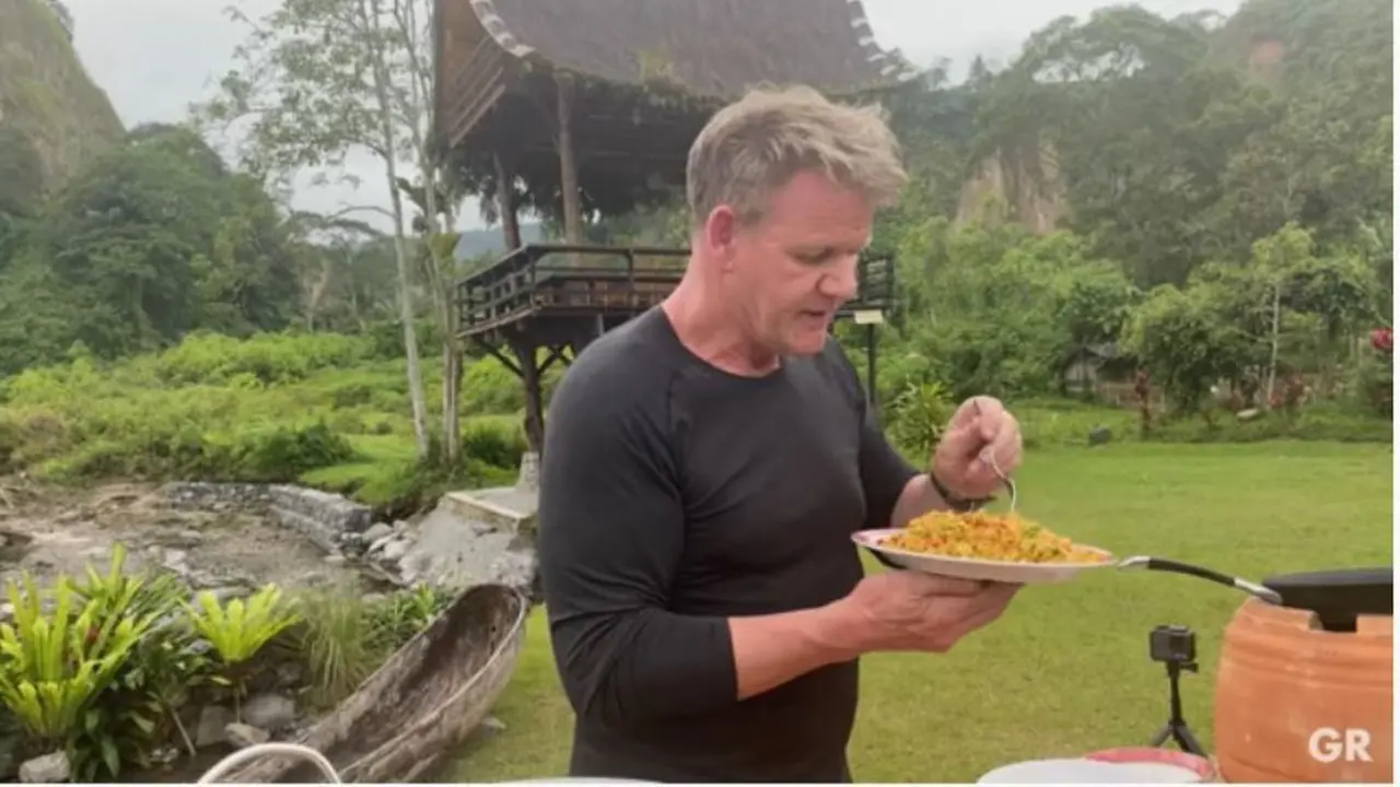 Aksi Gordon Ramsay Bikin Nasgor Khas Indonesia, Pakai Lempar Nasi