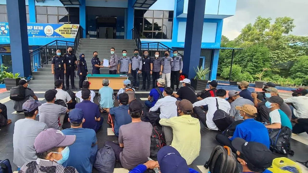 KKP bekerjasama dengan Ditjen Imigrasi dan Kementerian Luar Negeri memulangkan 200 awak kapal warga Vietnam pelaku illegal fishing yang berstatus non justisia. (Dok KKP)