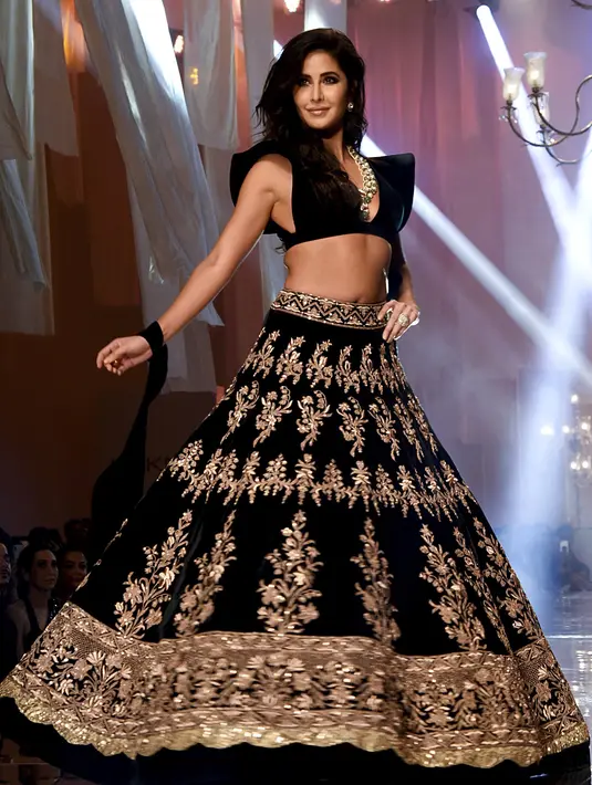 Aktris Bollywood Katrina Kaif berpose di atas catwalk selama mengenakan busana perancang Manish Malhotra di Lakme Fashion Week (LFW) Winter Festive 2019 di Mumbai (20/8/2019). (AFP Photo/Sujit Jaiswal)