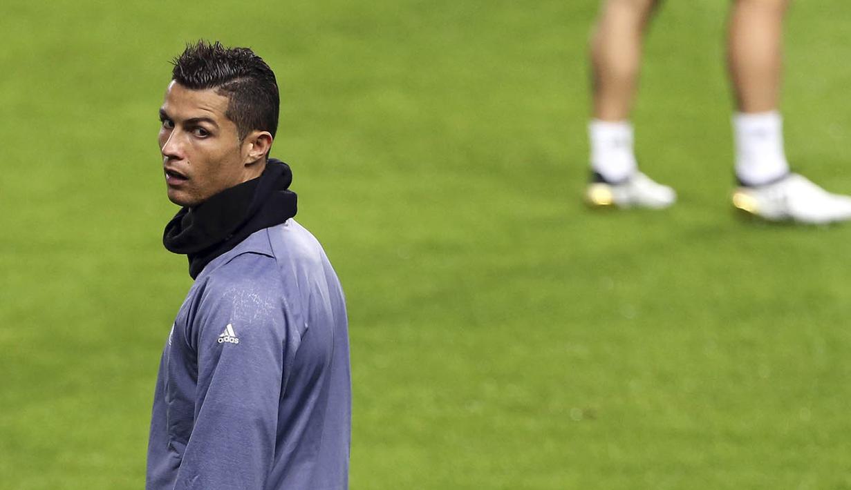 Cristino Ronaldo bersiap untuk latihan jelang laga Liga Champions. Sporting Lisbon merupakan klub masa kecil dari Cristiano Ronaldo, sebelum dirinya hijrah ke Manchester United. (AP/Armando Franca)