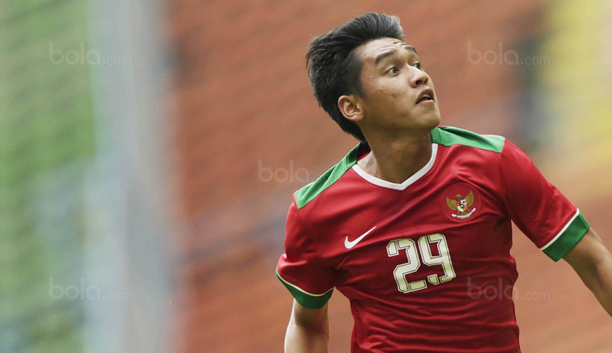 Gelandang serang kelahiran 1996 ini perannya amat krusial untuk menambah daya sengat Timnas Indonesia U-22. Ia amat diandalkan sebagai pendobrak kejutan saat lini serang Tim Merah-Putih mengalami kebuntuan. (Bola.com/Vitalis Yogi Trisna)