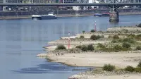 Suasana Sungai Rhine dengan air yang rendah di Cologne, Jerman, Rabu (10/8/2022). Ketinggian air yang rendah mengancam industri Jerman karena semakin banyak kapal yang tidak dapat melintasi jalur air utama. Kekeringan yang parah akan memburuk di Eropa pada bulan Agustus karena musim panas yang panas dan kering terus berlanjut. (AP Photo/Martin Meissner)