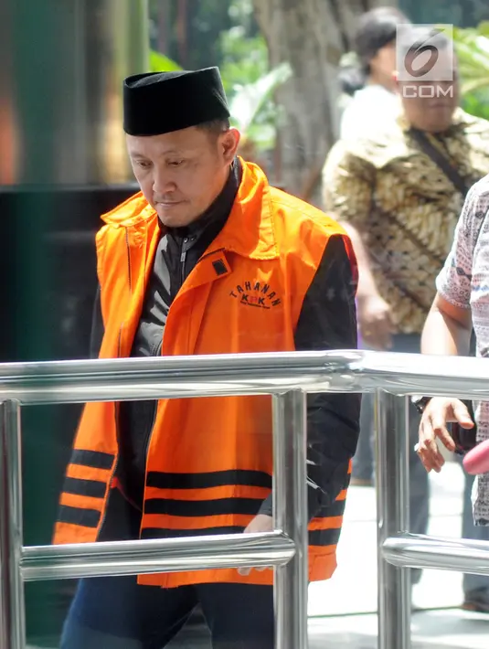 Anggota DPRD Lampung Tengah Rusliyanto berjalan memasuki Gedung KPK, Jakarta, Rabu (14/3). Rusliyanto diperiksa sebagai tersangka terkait kasus suap Pemerintah Kabupaten Lampung Tengah ke pihak DPRD Lampung Tengah. (Merdeka.com/Dwi Narwoko)