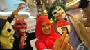 Panitia penyelenggara menunjukkan stiker yang berisi tulisan tentang bahaya rokok, Jakarta, Selasa (24/06/2014) (Liputan6.com/Andrian M Tunay) 