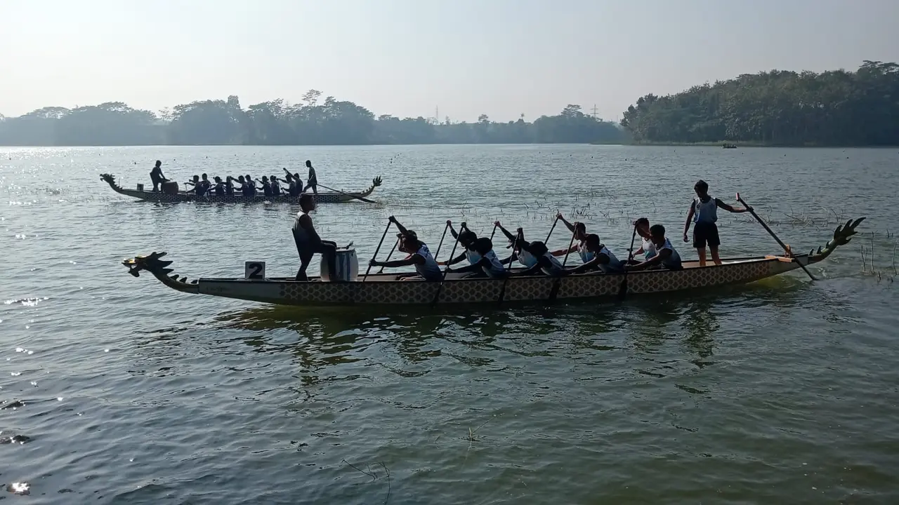 Atlet dayung dari klub Jung Kwatu tampil mewakili Kabupaten Mojokerto di ajang PORPROV Jawa Timur IX di Waduk Lahor, Malang.