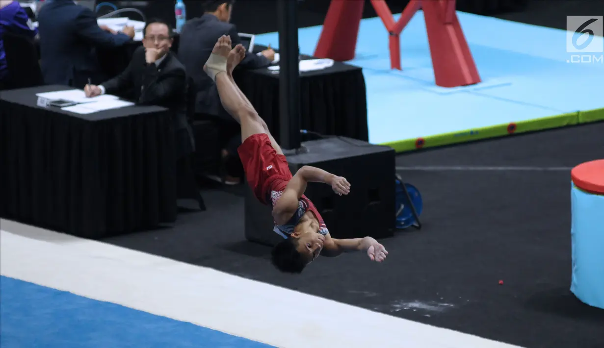 Pesenam muda Indonesia, Ritung Ken melakukan lompatan pada laga Kejuaraan Senam Artistik Junior Asia ke-15 di Istora Senayan, Jakarta, Rabu (25/4). Di ajang ini, Indonesia menurunkan 10 atlet, lima putra dan lima putri. (Liputan6.com/Helmi Fithriansyah)
