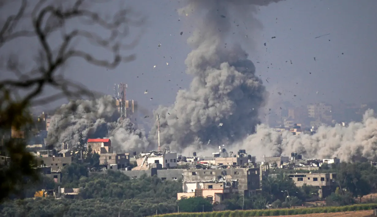 <p>Asap mengepul menyusul serangan udara Israel terhadap Jalur Gaza terlihat dari Israel selatan, Senin (23/10/2023). (AP Photo/Ariel Schalit)</p>