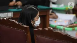 Saksi kasus pembunuhan berencana Brigadir Yosua Hutabarat atau Brigadir J, Putri Chandrawathi bersiap menjalani sidang lanjutan dengan terdakwa Richard Eliezer, Ricky Rizal, dan Kuat Ma'ruf di Pengadilan Negeri Jakarta Selatan, Jakarta, Senin (12/12/2022). Sidang itu beragenda mendengarkan keterangan saksi Putri Chandrawathi yang juga merupakan terdakwa dalam kasus yang sama. (Liputan6.com/Johan Tallo)