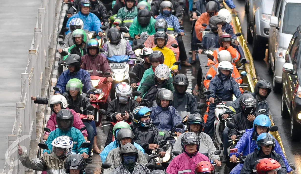 Sejumlah pengedara motor terjebak kemacetan di jalur Transjakarta, Mampang Prapatan, Jakarta, Selasa (11/10). Sejumlah pengendara pribadi nekat masuk jalur busway untuk menghidari kemacetan di Jalan Mampang Prapatan. (Liputan6.com/Yoppy Renato)