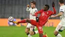 Bek Bayern Munchen, Bouna Sarr, berebut bola dengan gelandang Lokomotiv Moscow, Dmitri Rybchinskiy, pada laga Grup A Liga Champions di Allianz Arena, Kamis (10/12/2020) dini hari WIB. Bayern Munchen menang 2-0 atas Lokomotiv Moscow. (AFP/Christof Stache)